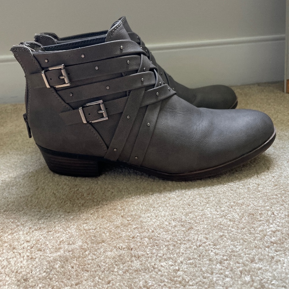 SO brand boots gray
